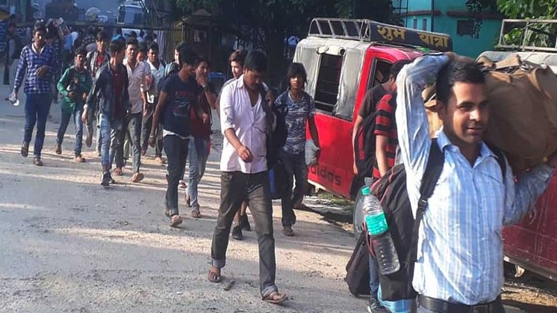 दसैँ मनाउन भारतबाट घर फर्किनेको सीमामा लर्को