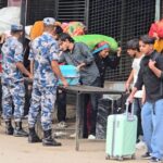 दसैँ मनाउन भारतबाट घर फर्किने नेपालीको लर्को