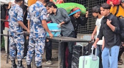 दसैँ मनाउन भारतबाट घर फर्किने नेपालीको लर्को