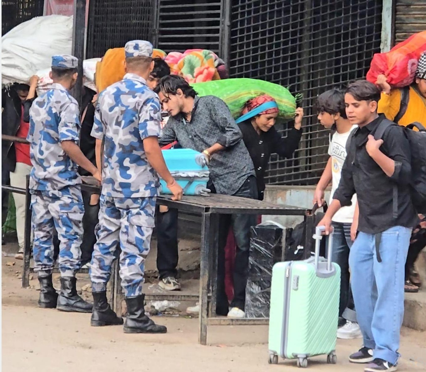 दसैँ मनाउन भारतबाट घर फर्किने नेपालीको लर्को