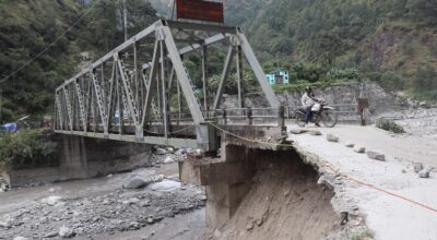 कालीगण्डकीको बाढीले दोबा जोड्ने पुल जोखिममा