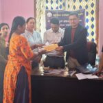 बाढी प्रभावित राष्ट्रसेवक कर्मचारीका परिवारलाई नगद राहत