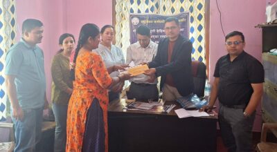 बाढी प्रभावित राष्ट्रसेवक कर्मचारीका परिवारलाई नगद राहत