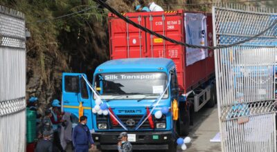 दसैँका सामान भित्र्याउन तीन दिनका लागि खुल्यो तातोपानी नाका