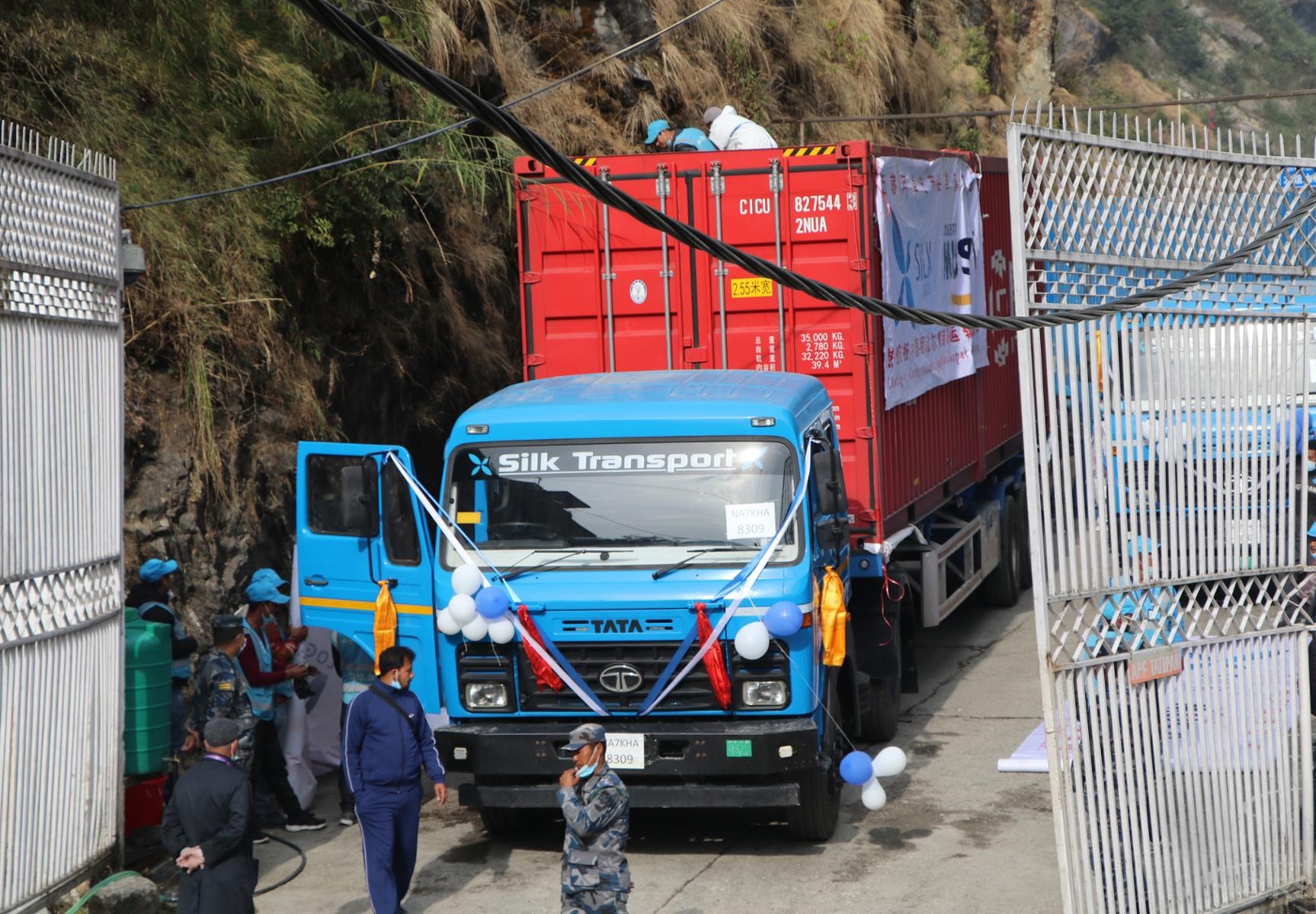 दसैँका सामान भित्र्याउन तीन दिनका लागि खुल्यो तातोपानी नाका