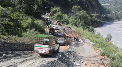 म्याग्दीको भसभसेमा सडक भासिदा यातायात सञ्चालनमा समस्या