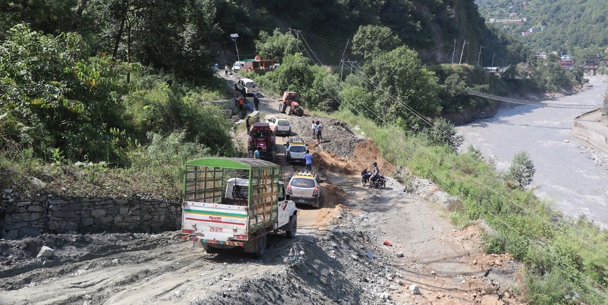 म्याग्दीको भसभसेमा सडक भासिदा यातायात सञ्चालनमा समस्या