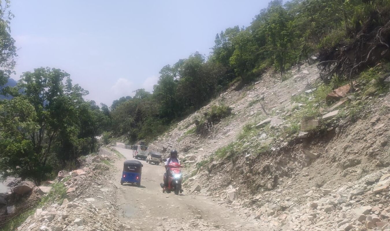 छ दिनदेखि अवरुद्ध बेँसीसहर–चामे सडक सञ्चालनमा