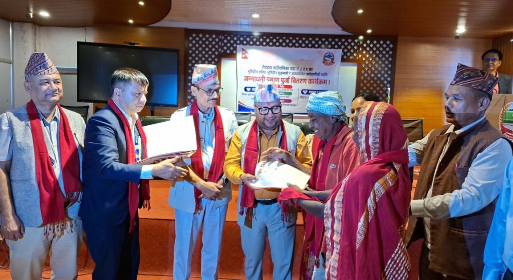 भूमिहीन दलित परिवारलाई लालपुर्जा वितरण