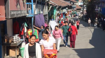 दसैँ नजिकिएसँगै फुङ्लिङ बजारमा किनमेलको चहलपहल बढ्यो