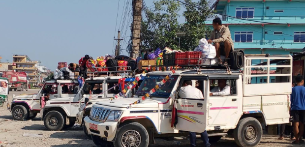 दसैँको चहलपहल बढ्यो, गाडीमा यात्रुको चाप