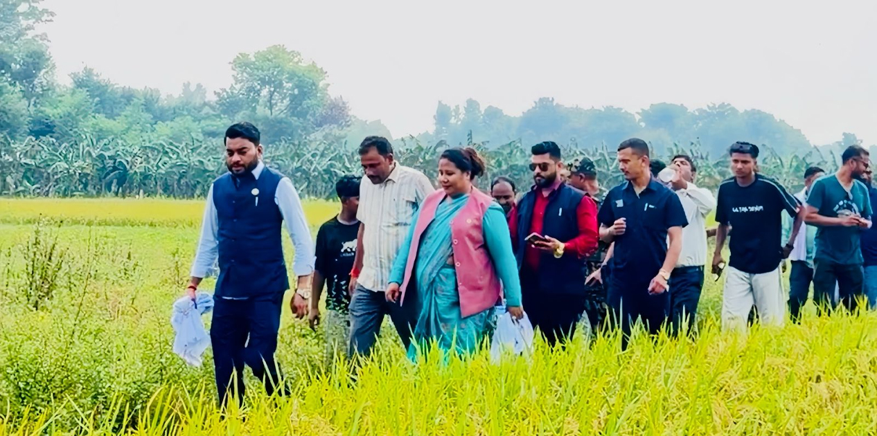 केरा खेतीमा भएको क्षतिबारे मन्त्री चौधरीद्वारा कृषकसँग छलफल