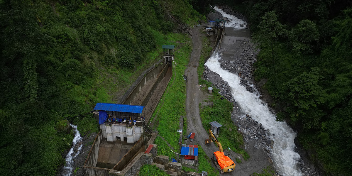 रेलेखोलाको बाँधमा बाढी, विद्युत् उत्पादन बन्द  