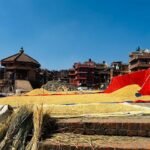भक्तपुरका सडकमा धान सुकाउने पुरानो चलन