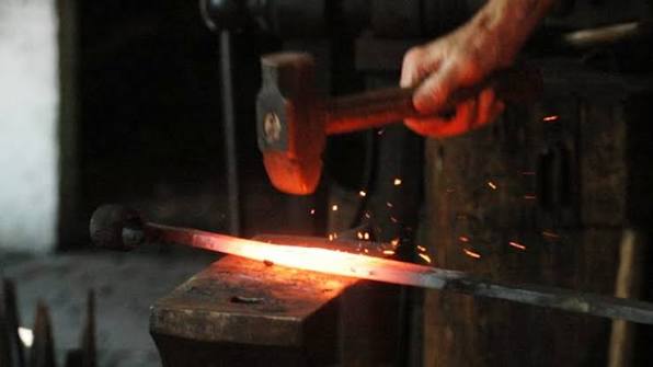 सडक सञ्जालले फेर्यो धनकुटाको कटहरे गाउँको आरन व्यवसाय