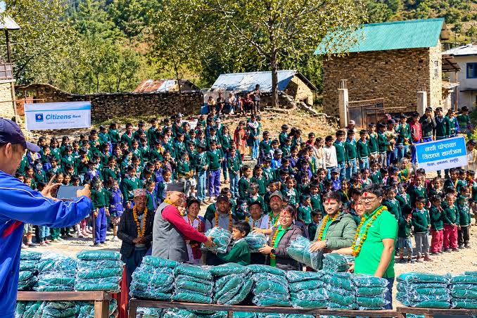 सिटिजन्स बैंकद्वारा जुम्लाका तीन सय विद्यार्थीलाई न्यानो स्वेटर वितरण