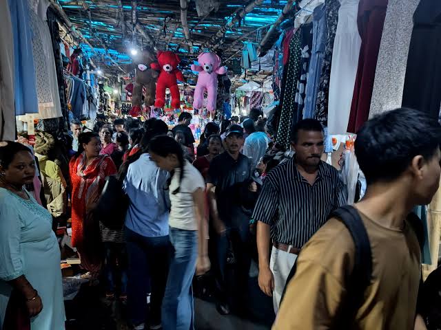 दसैँ-तिहार नजिकिएसँगै भृकुटीमण्डपमा किनमेल गर्नेहरूको भीड