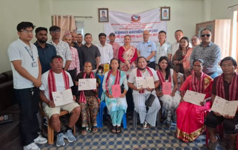 भूमिहीन दलित तथा अव्यवस्थित परिवारको हातमा जग्गाधनी पुर्जा