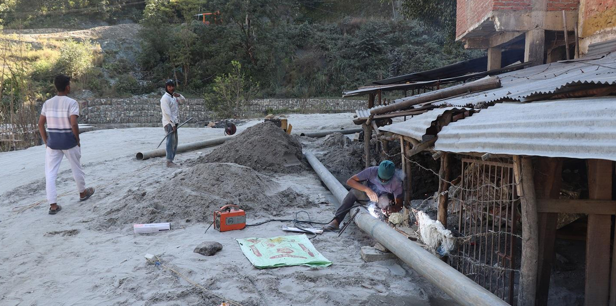 विपदबाट क्षति पुगेको बेनी खानेपानीको पाइपलाइन मर्मत र पुनर्निर्माण गरिँदै