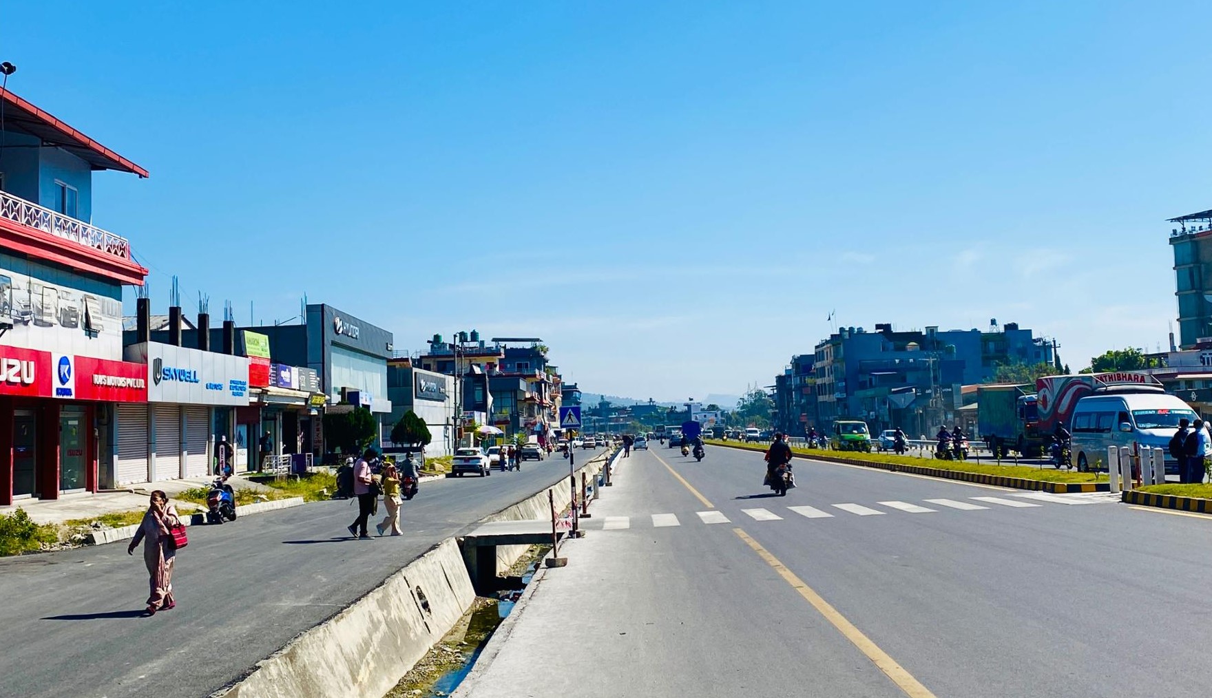 पोखरामा जीर्ण पोल र गुजुल्टिएका तार हटाएपछि फर्किएको सौन्दर्य