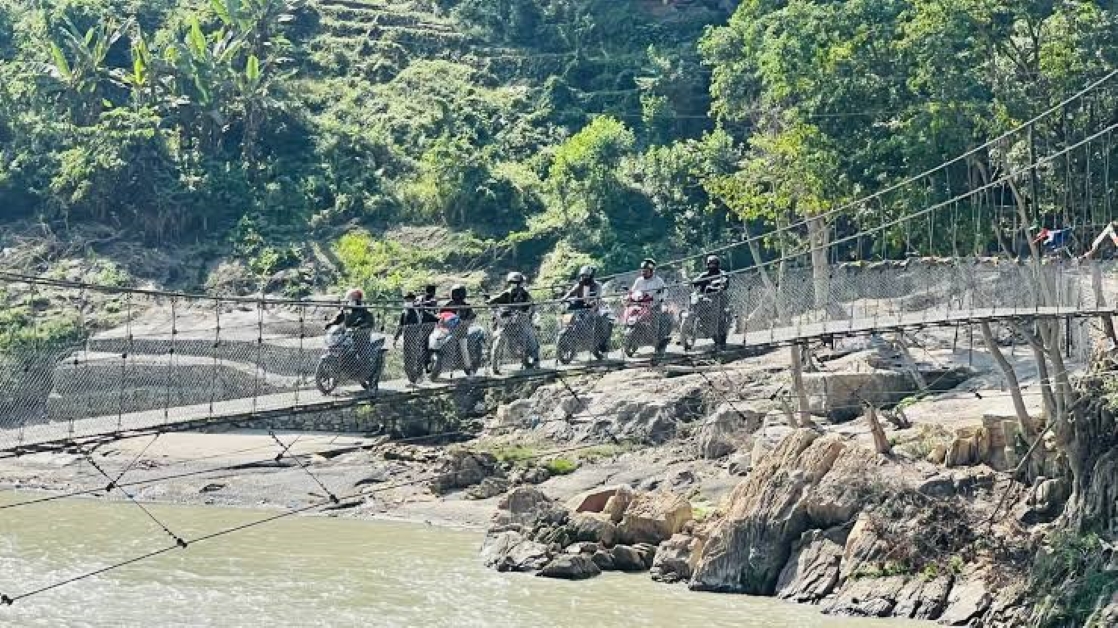 मलेखुको झोलुङ्गे पुलमा मोटरसाइकलको चाप