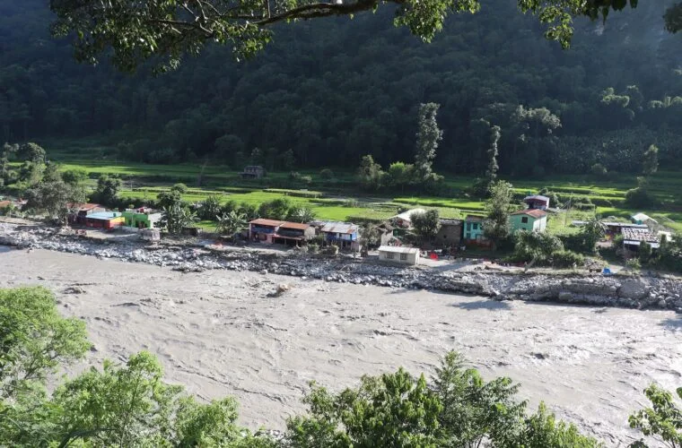 सडक अवरुद्ध : स्याउको चिन्तामा मुस्ताङका किसान