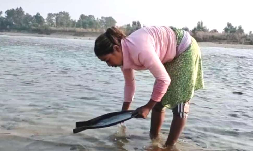 दसैँ खर्च जुटाउन कर्णालीमा सुन चाल्दै सोनाहा समुदाय