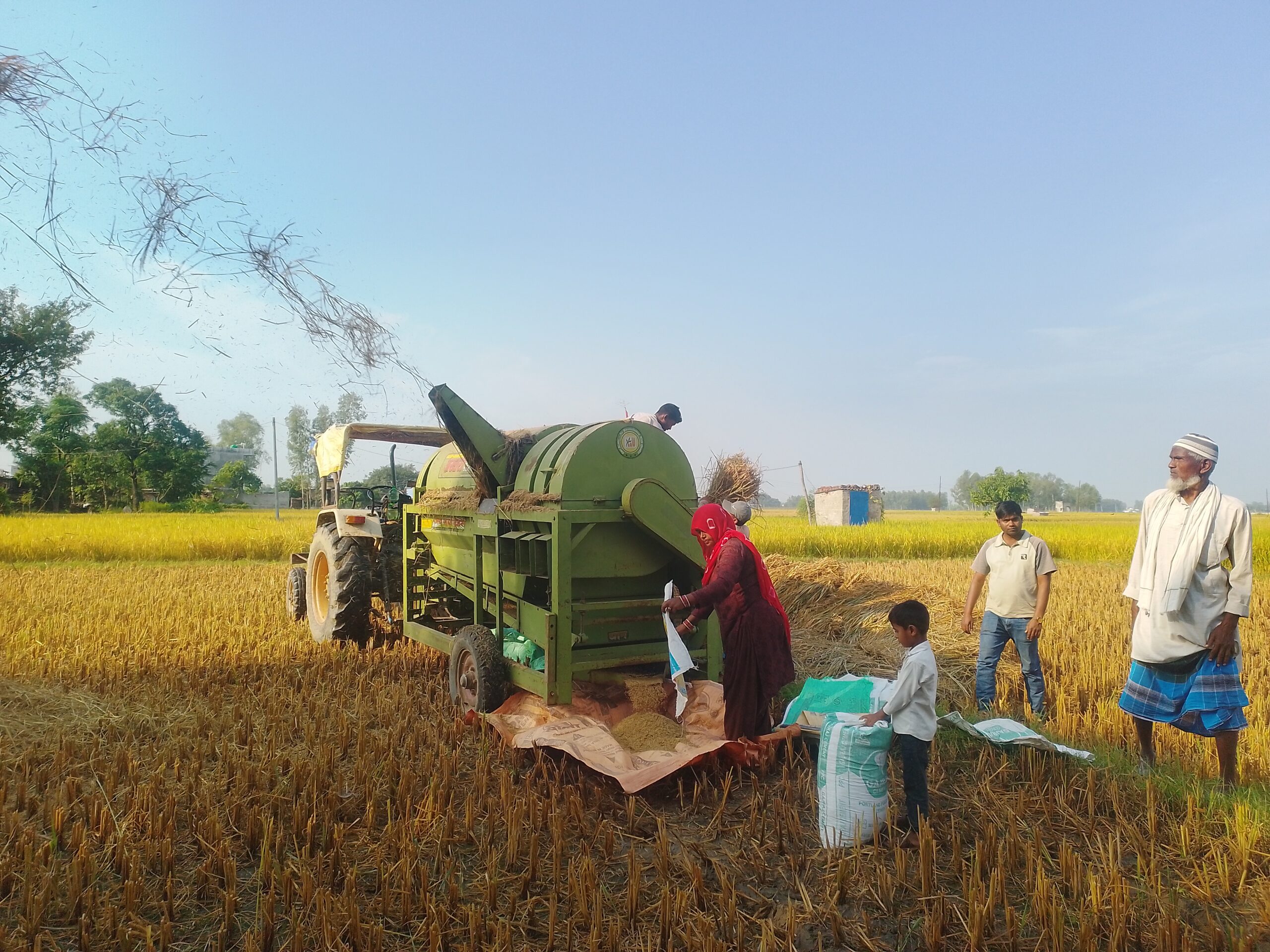 ‘थ्रेसर मेसिन’सञ्चालन गरेर गाउँमै स्वरोजगार